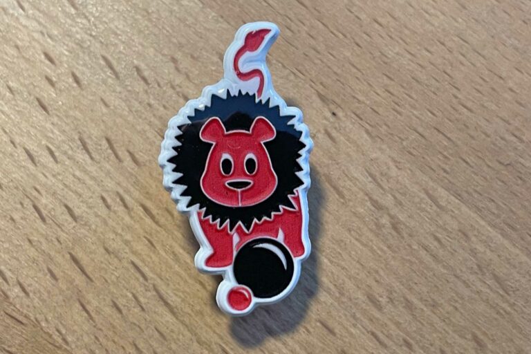 Lion Rouge Ansteck-Pins